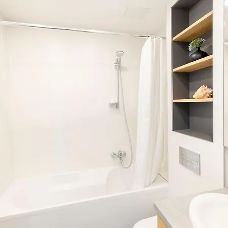 With Balcony And Castle View By Urban Rent Апартаменти Вільнюс
